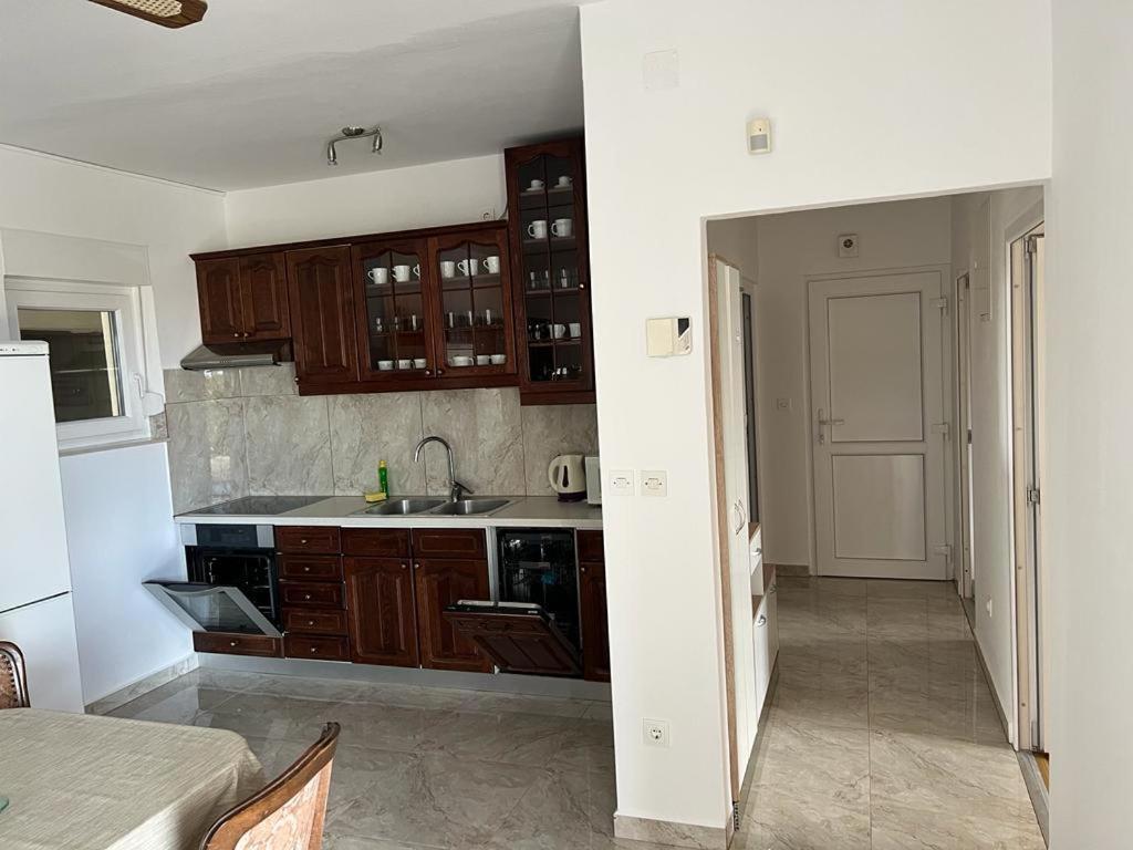 Apartment With 2 Balconies And Sea View أوميس المظهر الخارجي الصورة