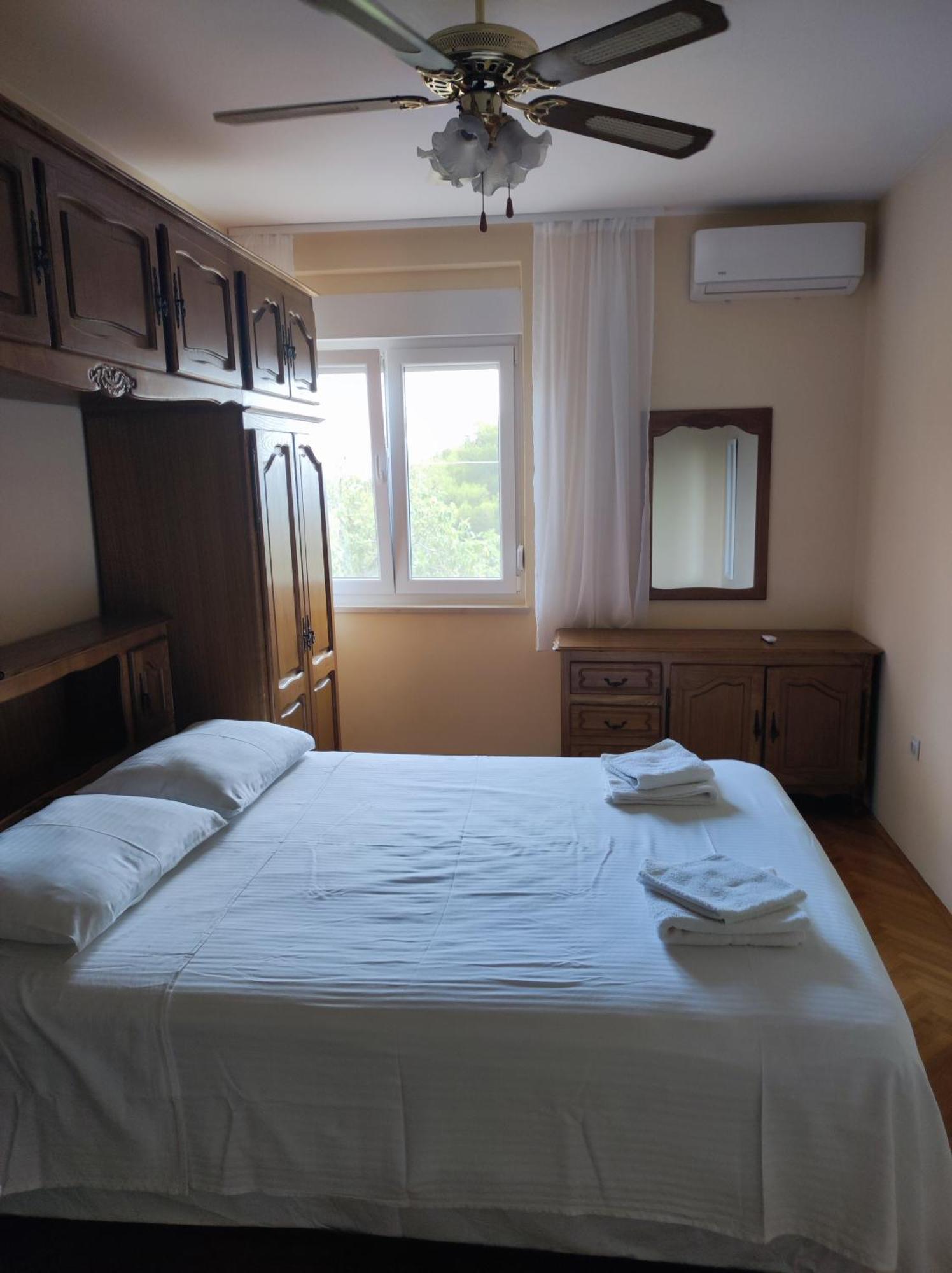 Apartment With 2 Balconies And Sea View أوميس الغرفة الصورة