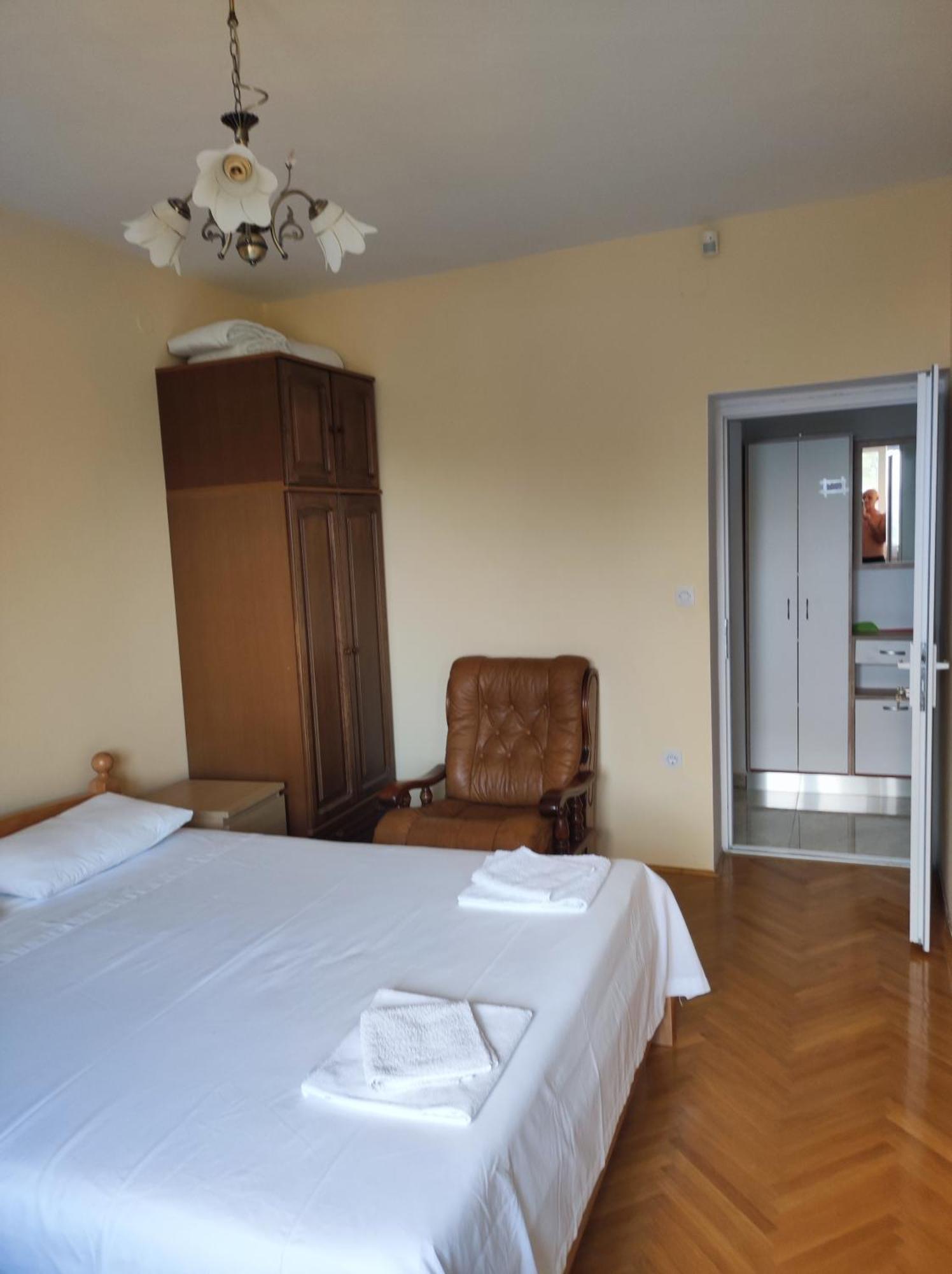 Apartment With 2 Balconies And Sea View أوميس الغرفة الصورة