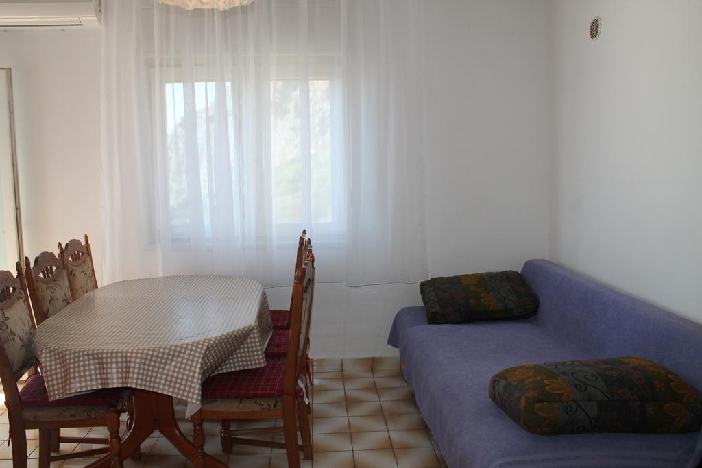 Apartment With 2 Balconies And Sea View أوميس المظهر الخارجي الصورة
